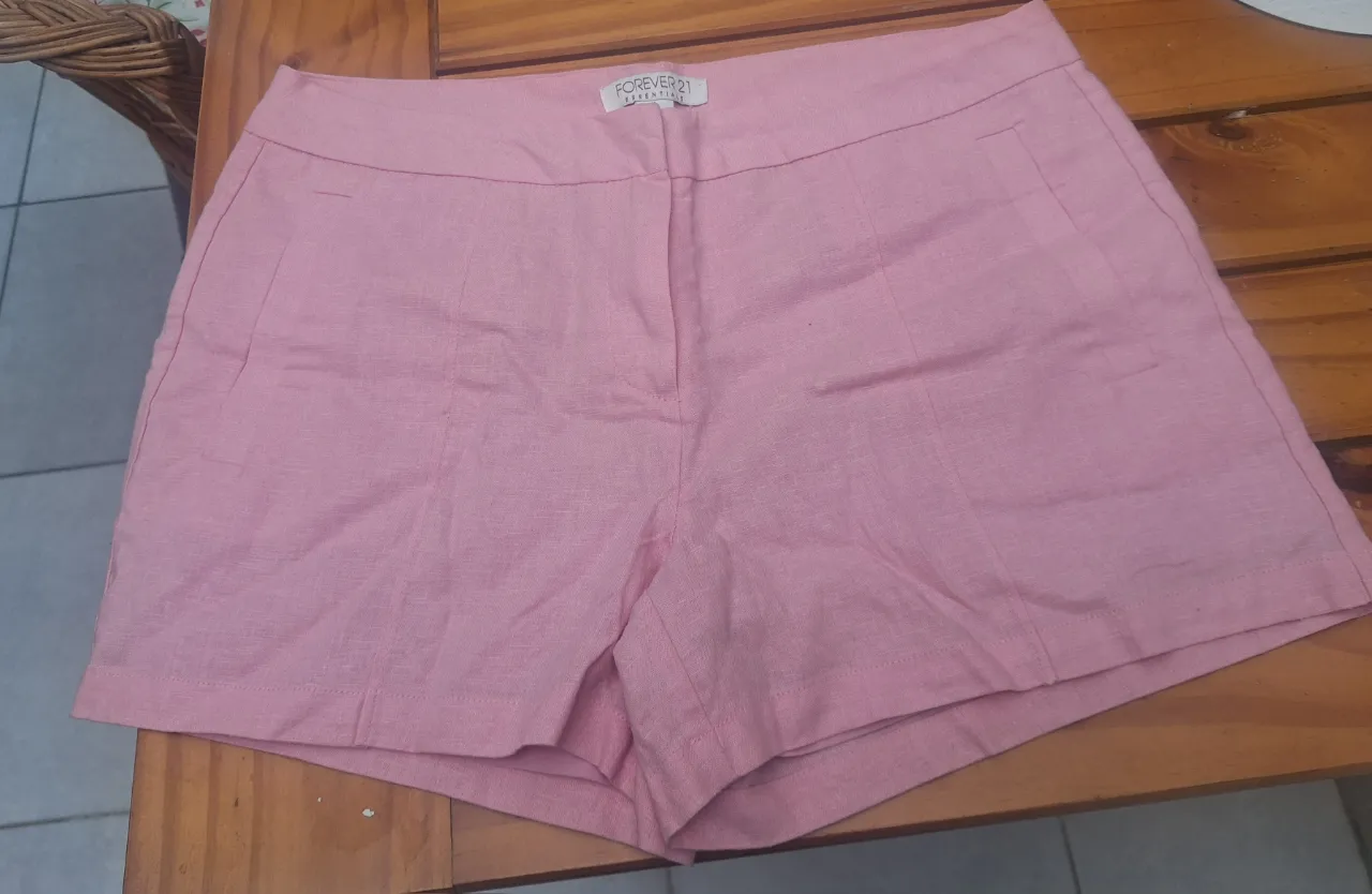Short Forever 21 talle M. Lino 52% Rayón 48%. Bolsillos delanteros ocultos, forro interior. es rosa claro pero no pálido mas tirando a chicle. 39cm cadera, largo total 32cm.