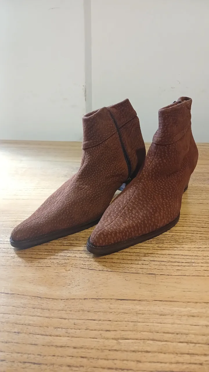 Botas de cuero de carpincho, punta fina y taco bajo. 
Cierre lateral para facilitar el calce.
Nuevas sin uso, remanente de un local.
Talle 41