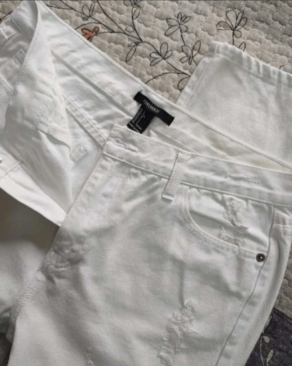 Jeans blancos rotos de mujer, tiro medio, de la marca Forever 21. Ideal para un look casual y moderno. Rígido, impecable. 