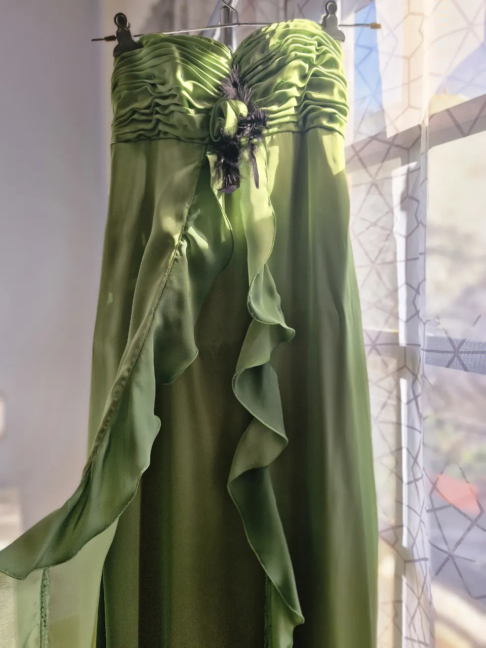 Vestido largo de fiesta en color verde con detalles de volados y apliques. Incluye un chal a juego. Strapless o con breteles. Gasa de seda tornasolada. Confeccionado por modista de alta costura. Sólo 2 usos reales, impecable 💚
