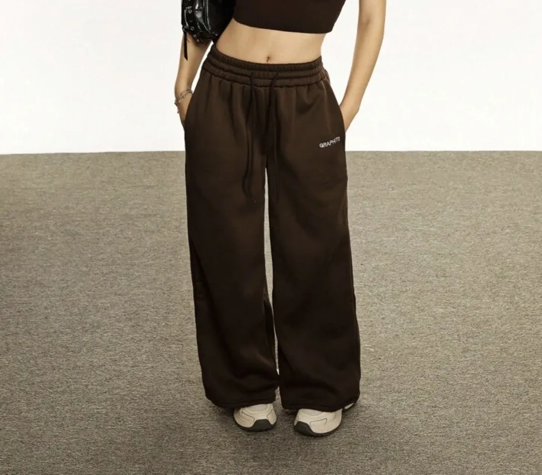 Pantalón deportivo suelto de color marrón, ideal para un look casual y cómodo. Perfecto para combinar con tops y zapatillas. Color café,  frisado. Casi sin uso, excelente estado. 