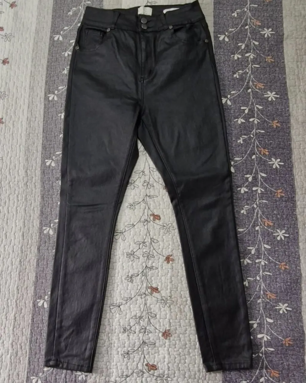 Pantalón de vestir de mujer, engomado, tiro alto, corte skinny. Ideal para un look moderno y elegante. Cotton On (Australia )