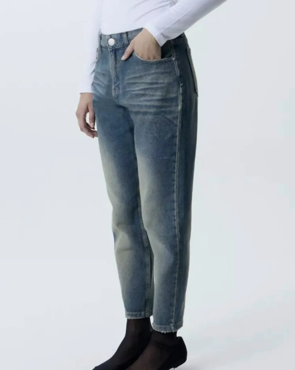 Jeans rectos de mujer, tiro medio, corte mom clásico, con efecto gastado y detalles de desgaste. Marca Sweet. Impecable!