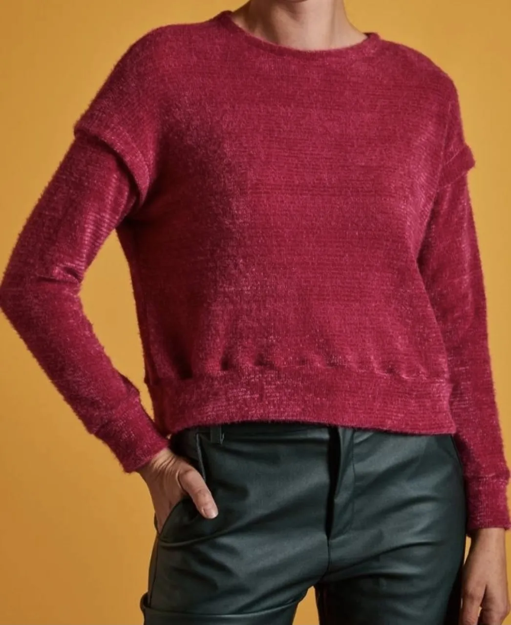 Sweater de mujer color bordó, de tejido suave y abrigado. Cuello redondo y mangas largas. Ideal para un look casual y cómodo.
