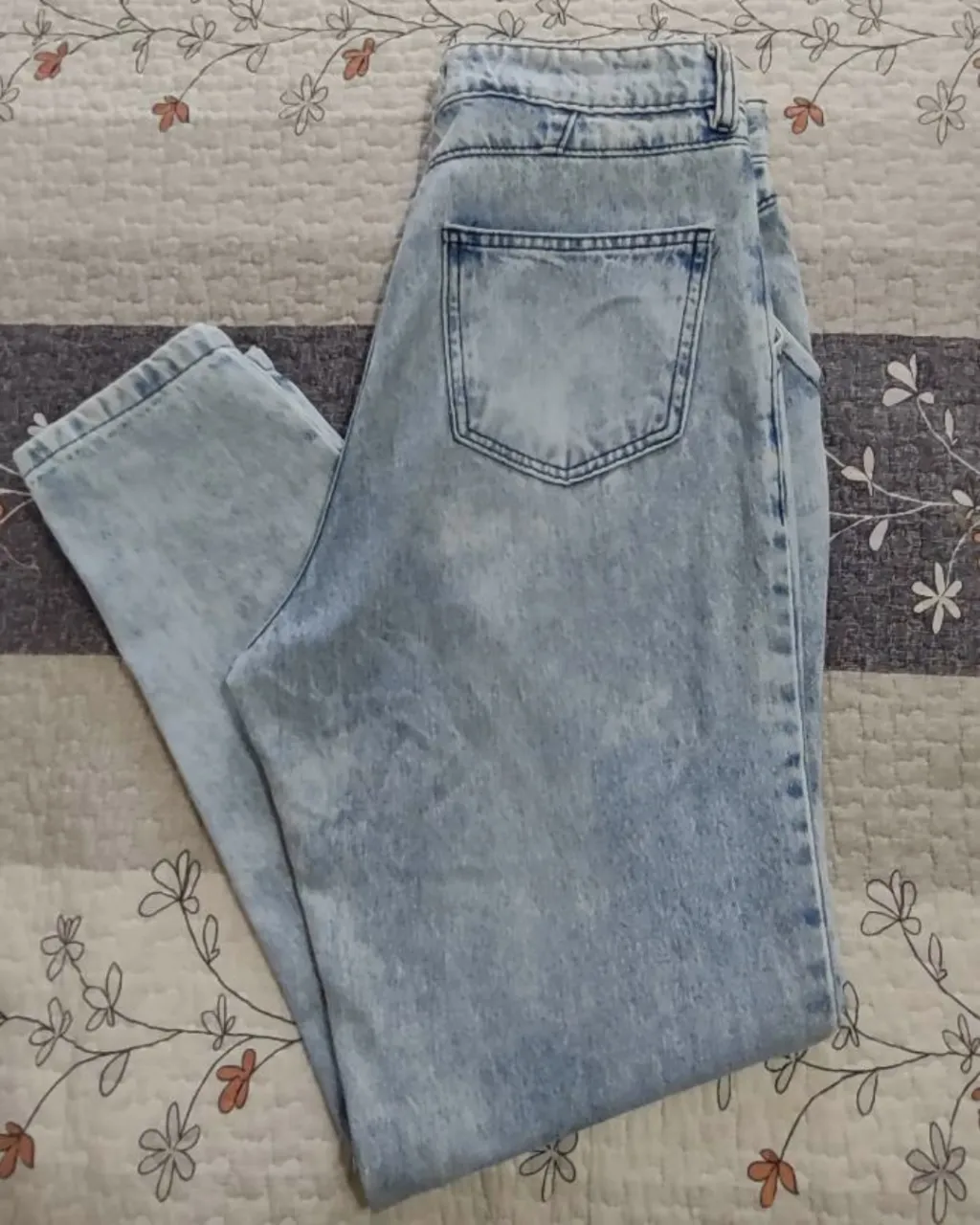 Jeans de mujer tiro alto, con un diseño vintage y un lavado celeste claro, slouchy. Posee detalles en la cintura y bolsillos delanteros. Ideal para un look casual y moderno.
