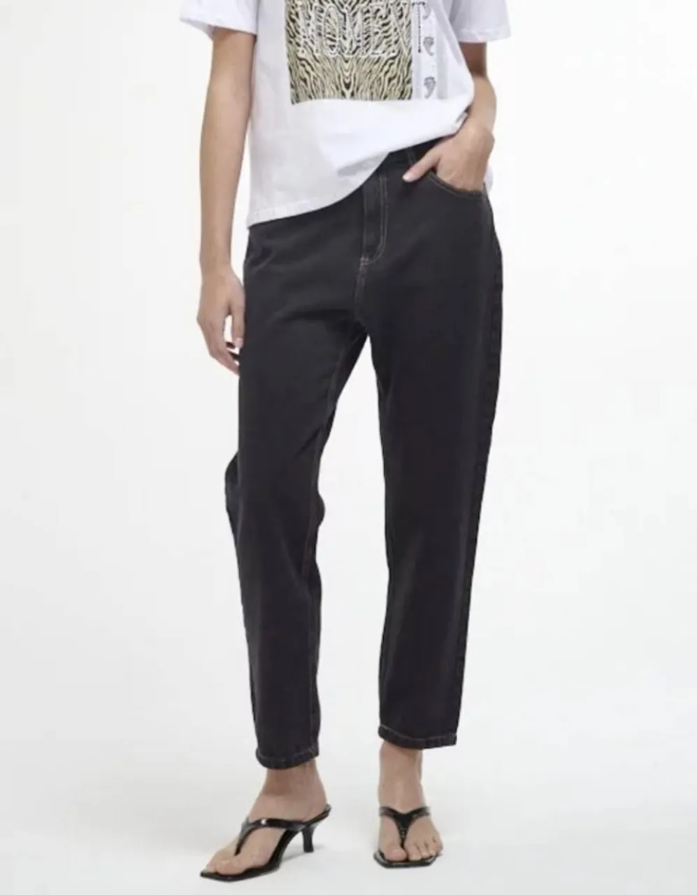 Jeans de mujer, tiro alto, color óxido, con detalles de costura en hilo color crema, calce holgado. Marca Sweet. Corte Mom clásico.
