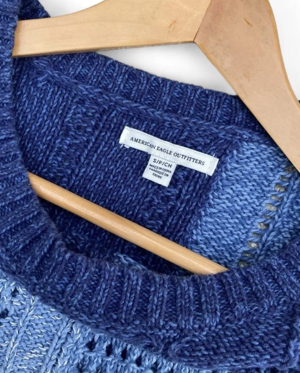 Sweater de mujer con diseño patchwork en tonos azules. Cuello redondo y mangas largas. Ideal para un look casual y abrigado.