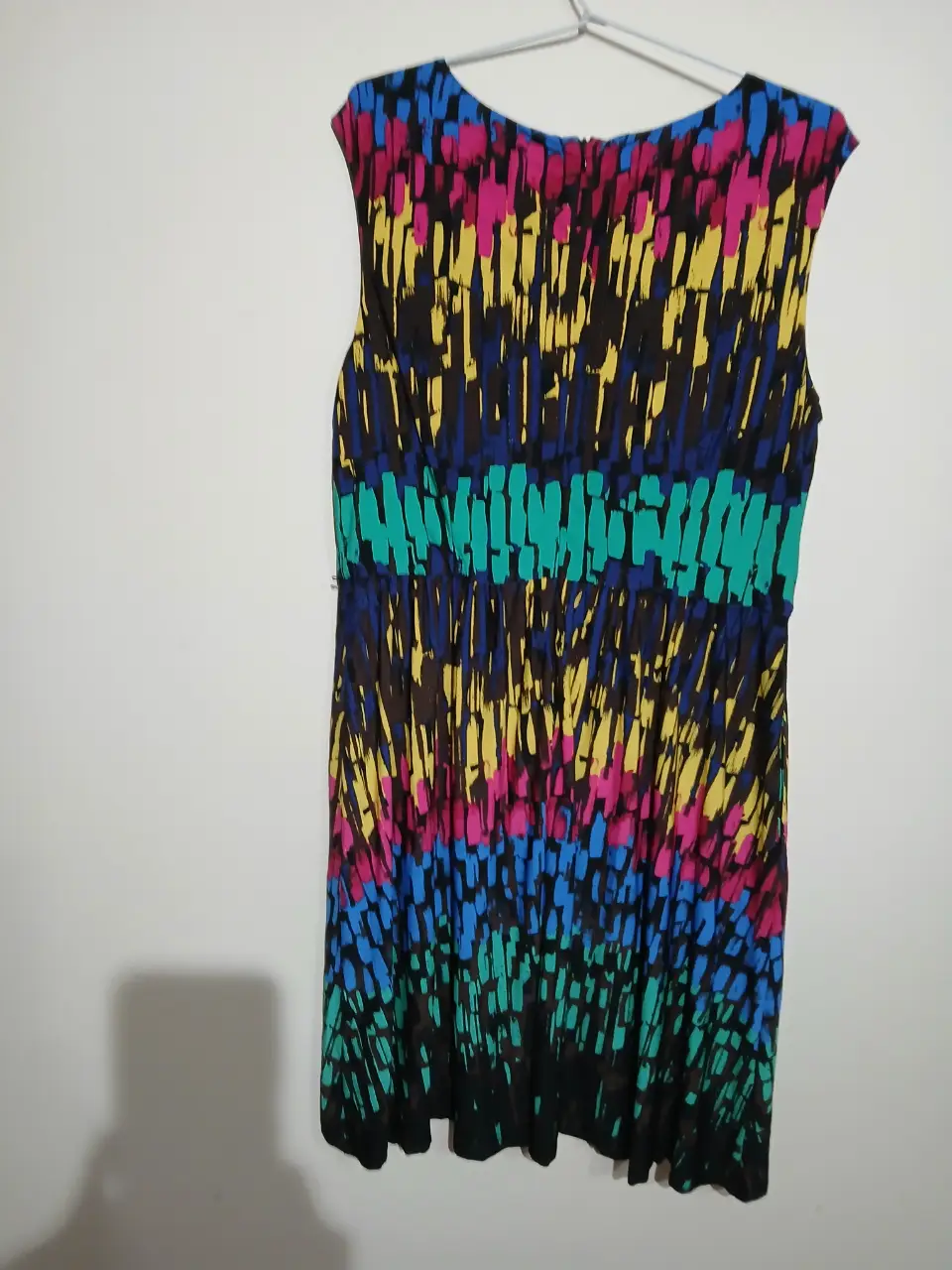 Vestido midi sin mangas con estampado abstracto en tonos vibrantes. Ideal para un look moderno y llamativo.