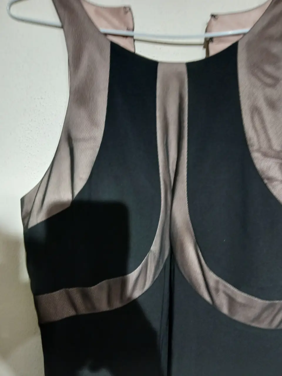 Vestido largo negro con detalles en rosa, ideal para eventos formales y fiestas. Diseño elegante y sofisticado.