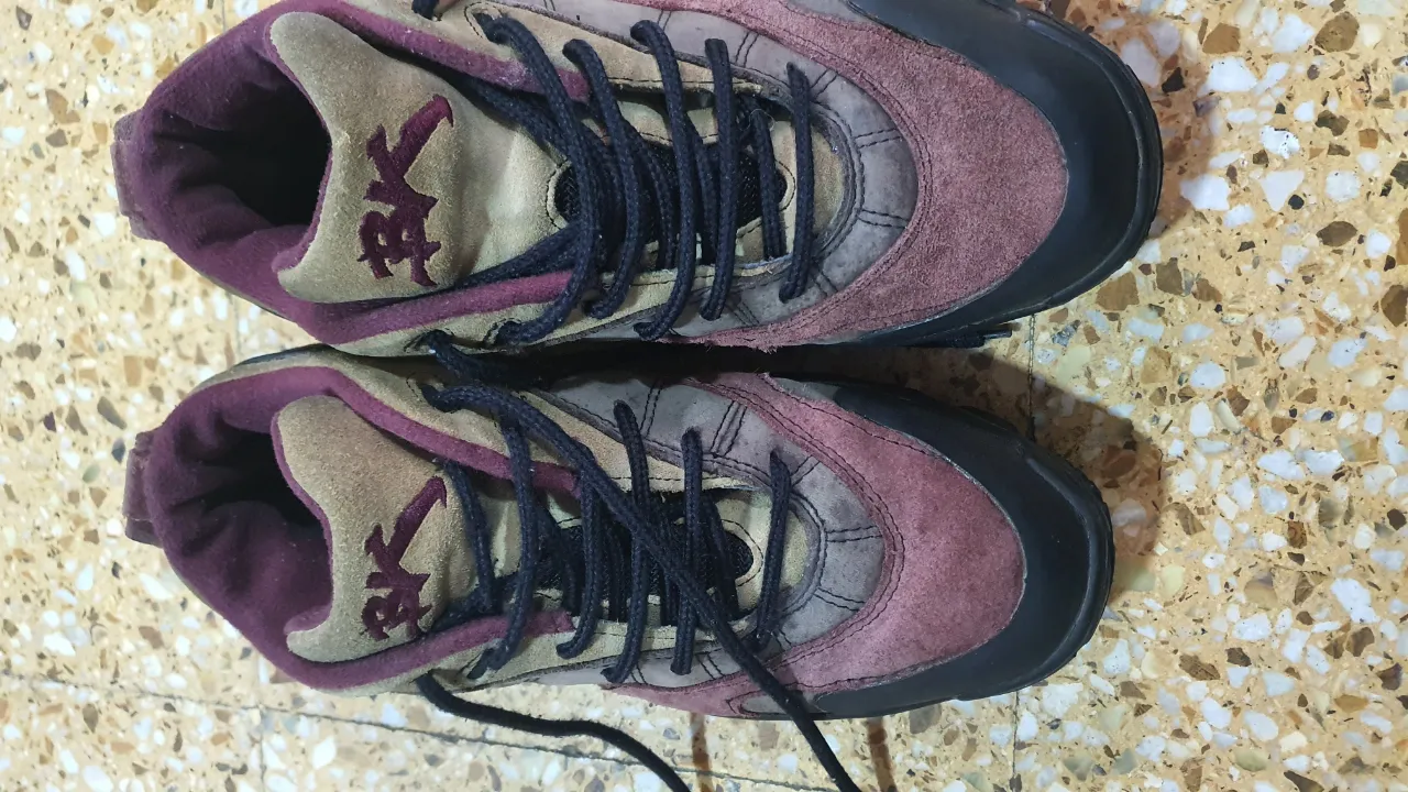Zapatillas deportivas de hombre, estilo retro, con detalles en marrón y negro. Ideales para un look casual y urbano.