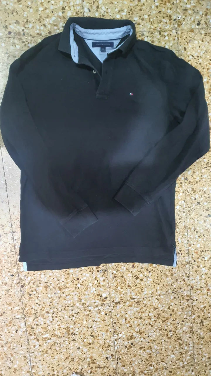 Remera manga larga Tommy Hilfiger negra con cuello polo y logo bordado. Ideal para un look casual y cómodo.