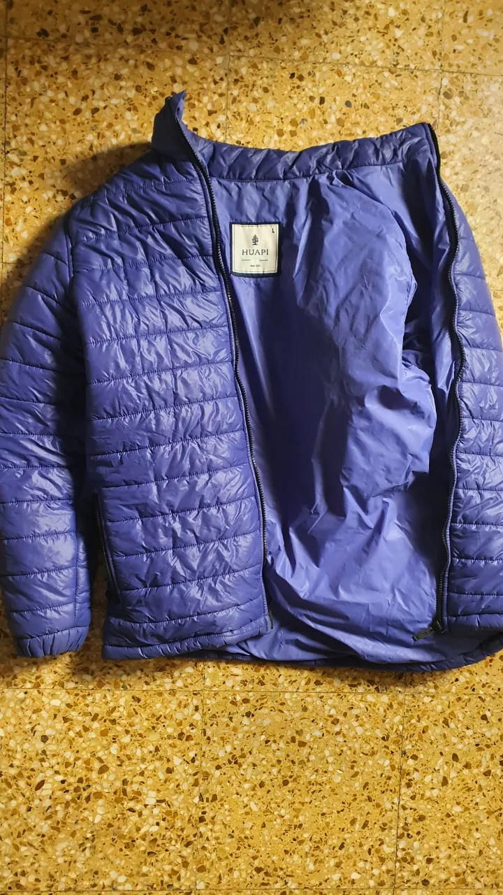 Campera HUAPI azul, acolchada, con cierre y logo bordado. Talle L, ideal para el invierno.