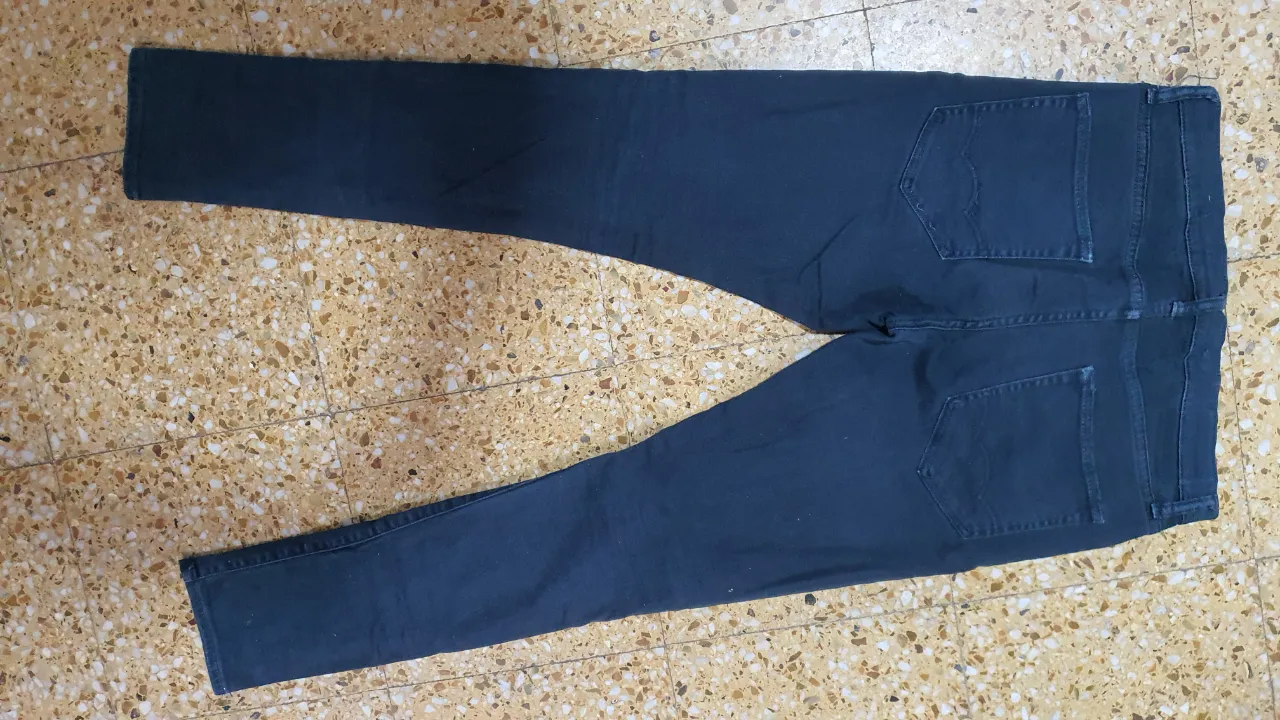 Jeans rectos de hombre, color azul oscuro, de la marca American Eagle Outfitters. Un clásico para cualquier ocasión.