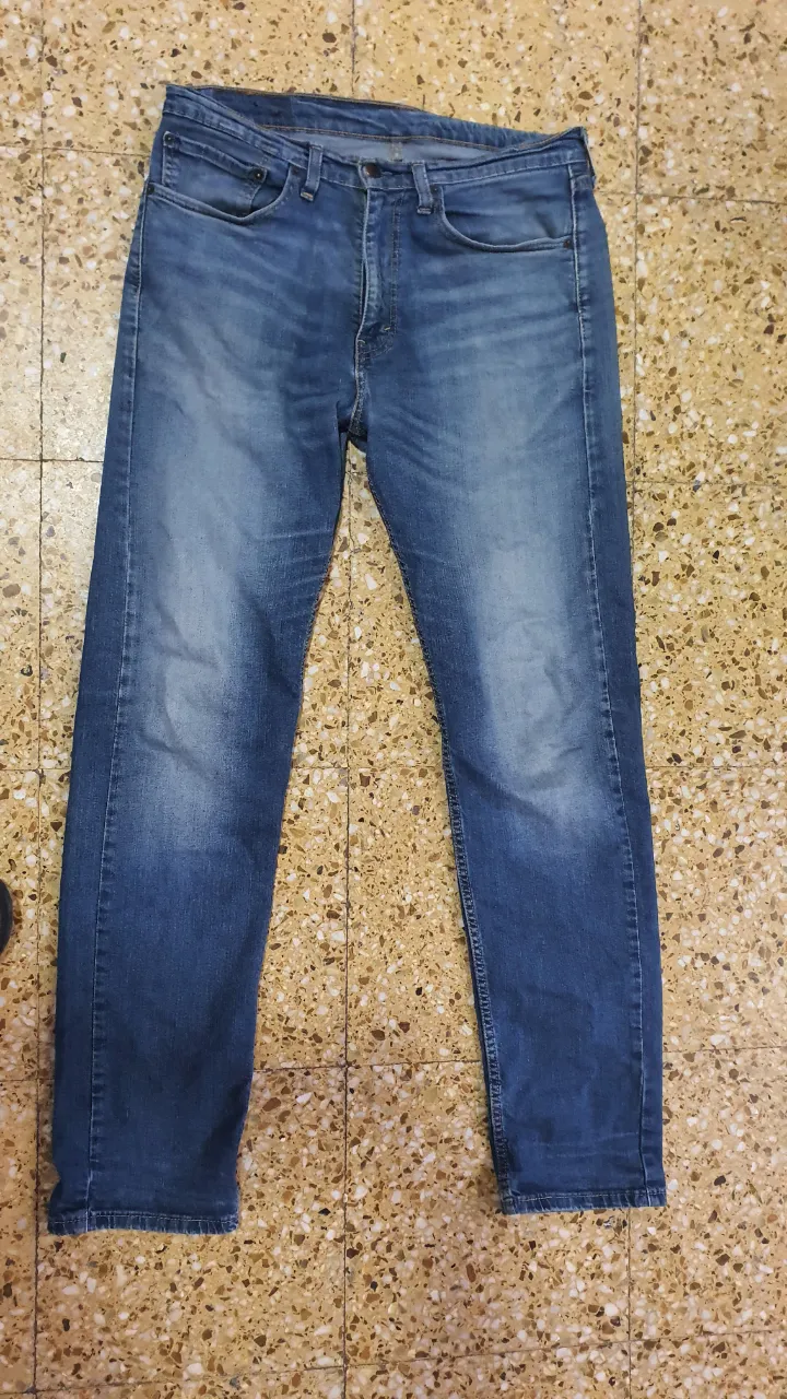 Jeans Levi's 505, corte recto, azul gastado. Talle 34x34. Perfecto para un look casual y cómodo.