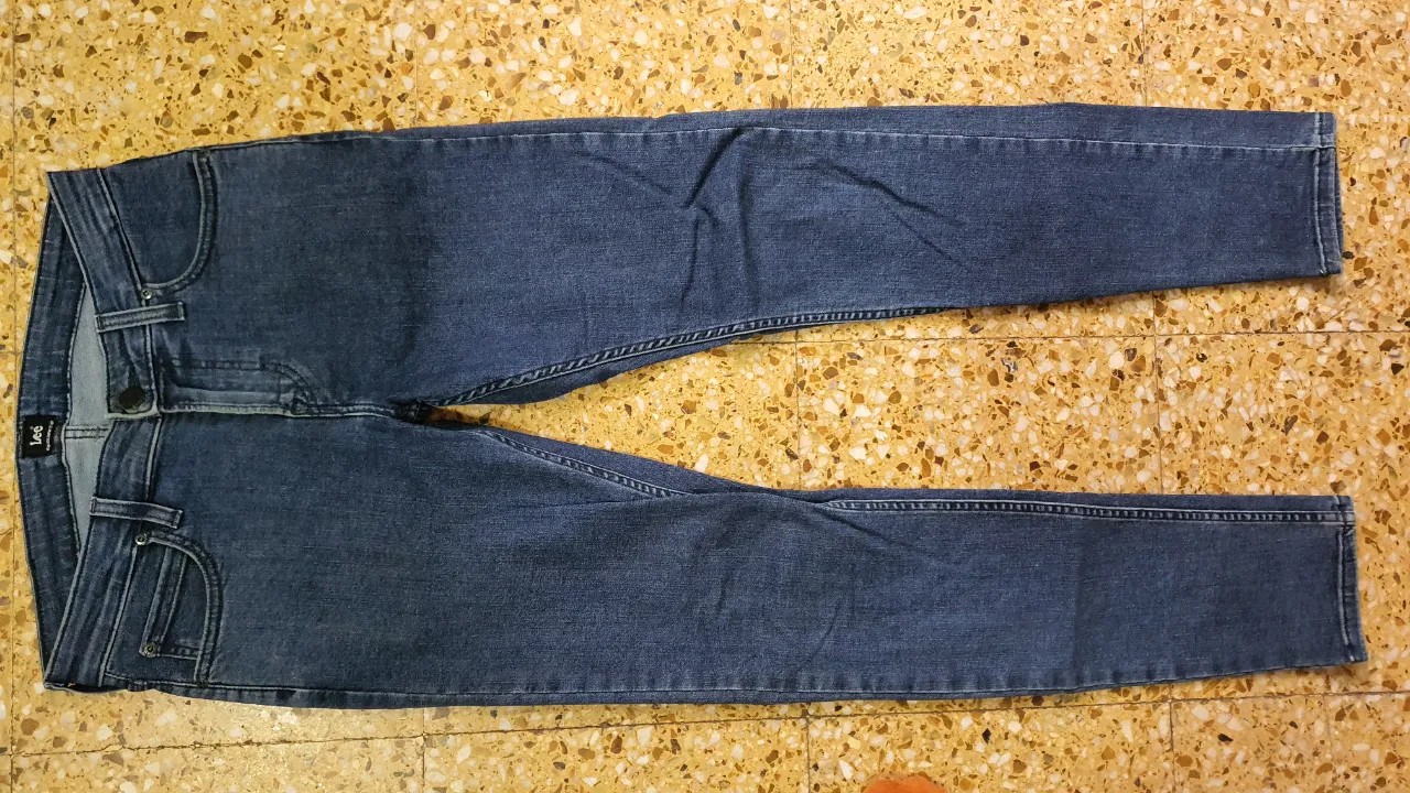 Jeans Lee azul oscuro de corte recto para hombre. Un clásico atemporal, ideal para cualquier ocasión.