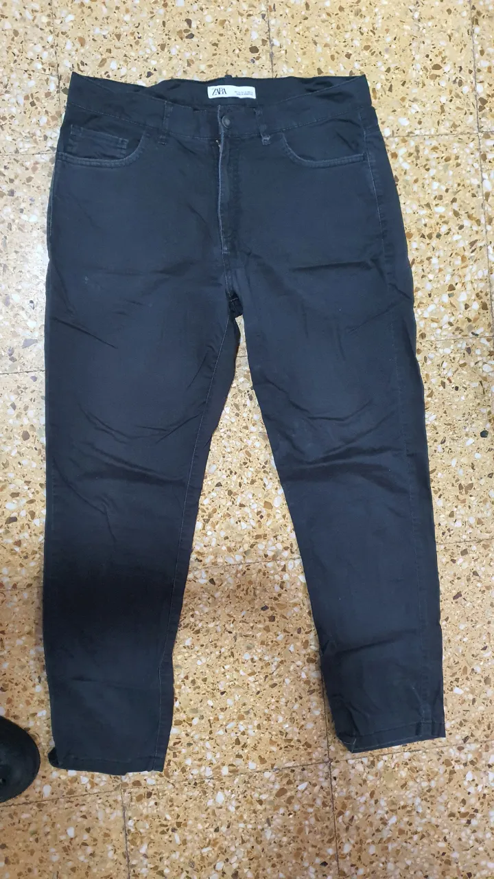 Pantalón de hombre de gabardina negra, corte recto, con bolsillos delanteros y traseros. Marca Zara, talle 42 EUR, 32 USA, y 32 MEX. Ideal para un look casual y versátil.