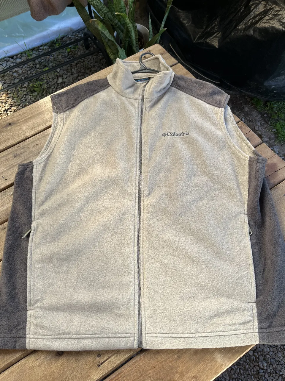 CHALECO COLUMBIA de polar, con cierre completo y detalles en gris oscuro.
Talle real americano XL 