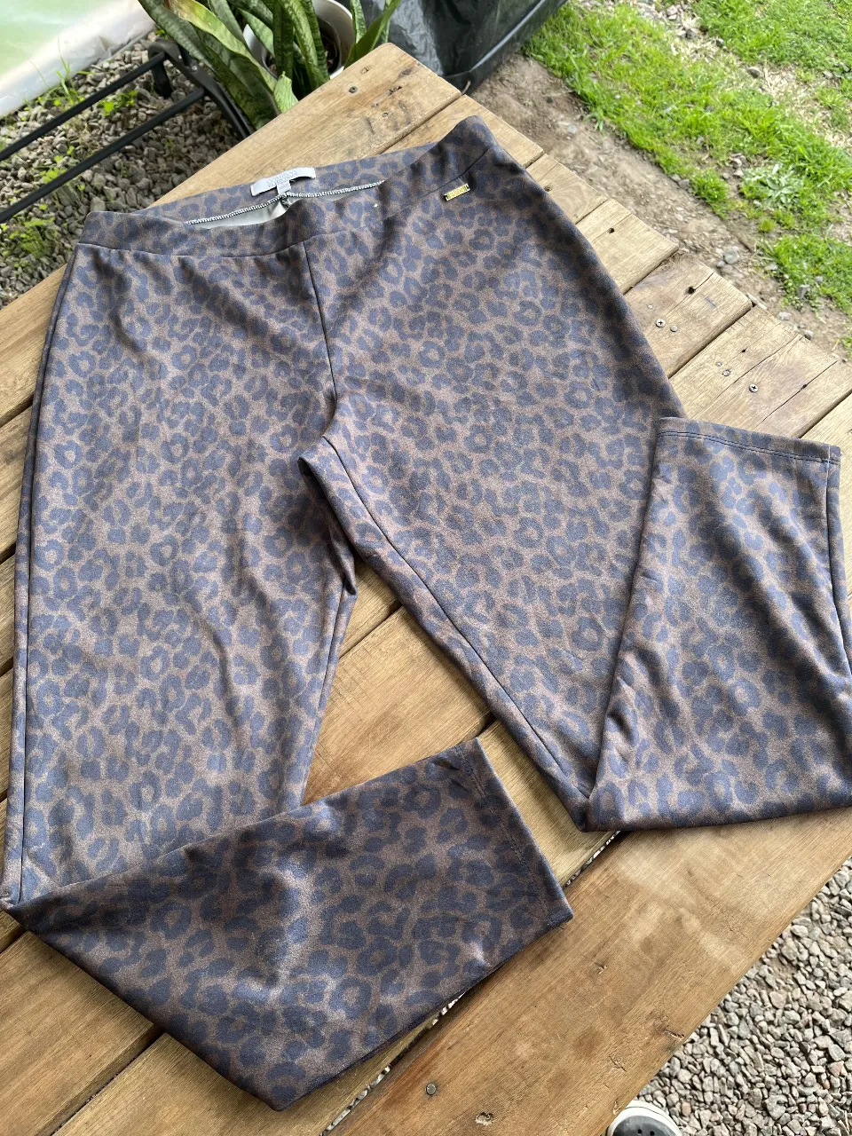 Pantalón de mujer con estampado de leopardo en tonos marrones y azules. Estilo calza de vestir, ideal para un look moderno y sofisticado. 
XL real, hasta un 50 de pantalon