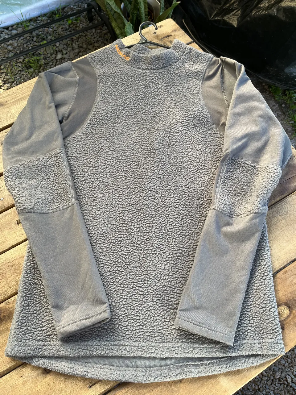 BUZO DEPORTIVO NOMAD de polar, cuello redondo.
Talle S/M. 