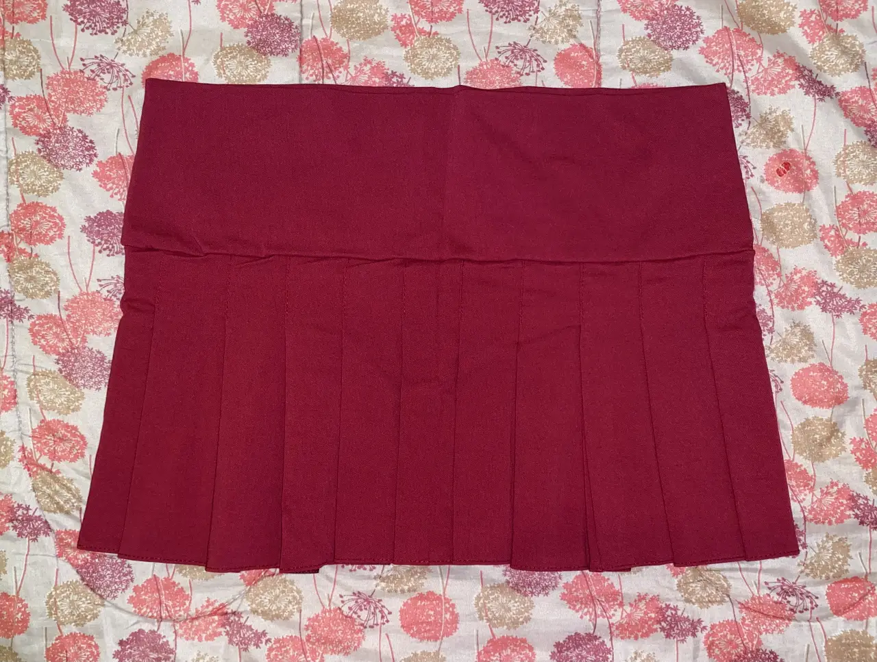 Mini tableada de bengalina color bordo. Medidas (tomadas en plano): 43 cm de ancho, 34 cm de largo