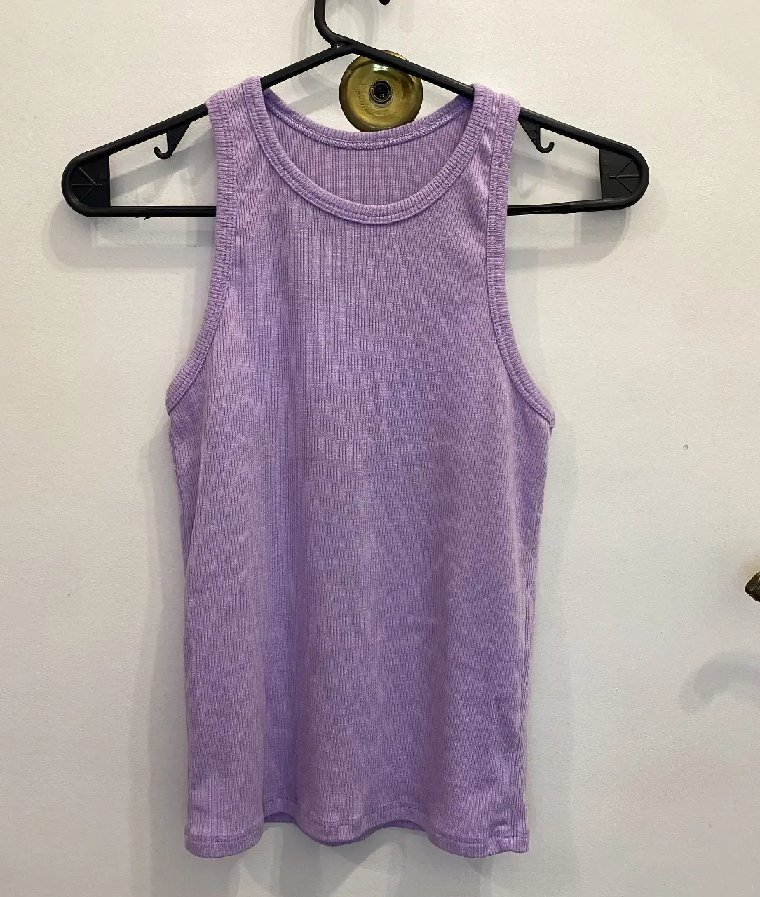 Musculosa con diseño liso y corte clásico. Ideal para un look casual y cómodo. Medidas aproximadas (tomadas en plano): 33cm ancho, 42cm largo