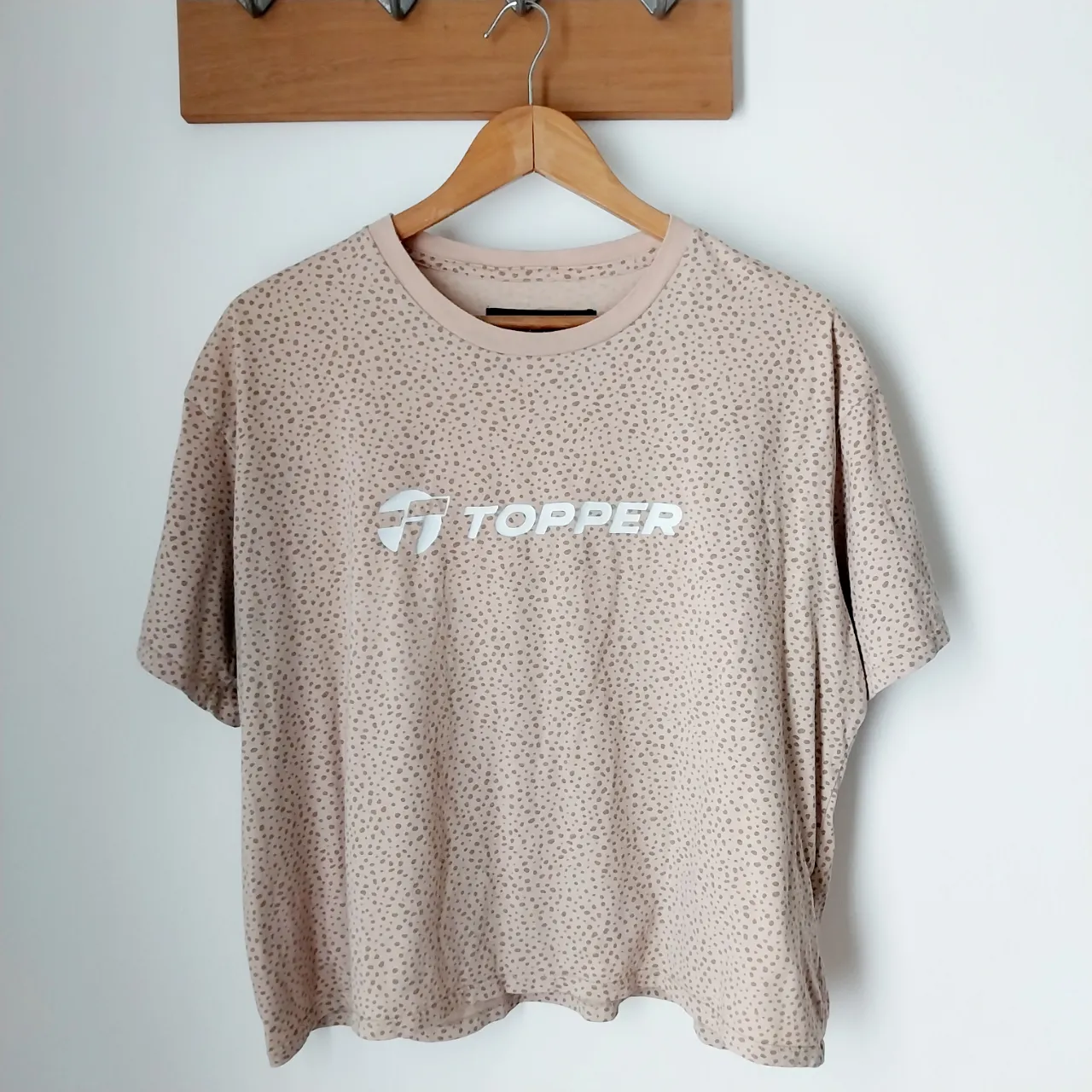 Remera manga corta de algodón con estampa de puntos y logo de la marca en el frente. Diseño moderno y cómodo, ideal para el día a día.Medidas sin estirar largo 59/60cm de axila a axila 59cm.