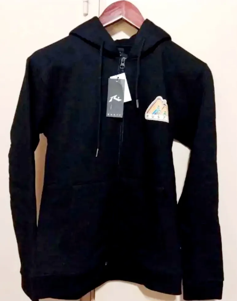 Buzo canguro negro con cierre y capucha, con un diseño estampado en el pecho y la espalda de estilo montañoso. Ideal para un look casual y abrigado.Podria decir,su uso es unisex.