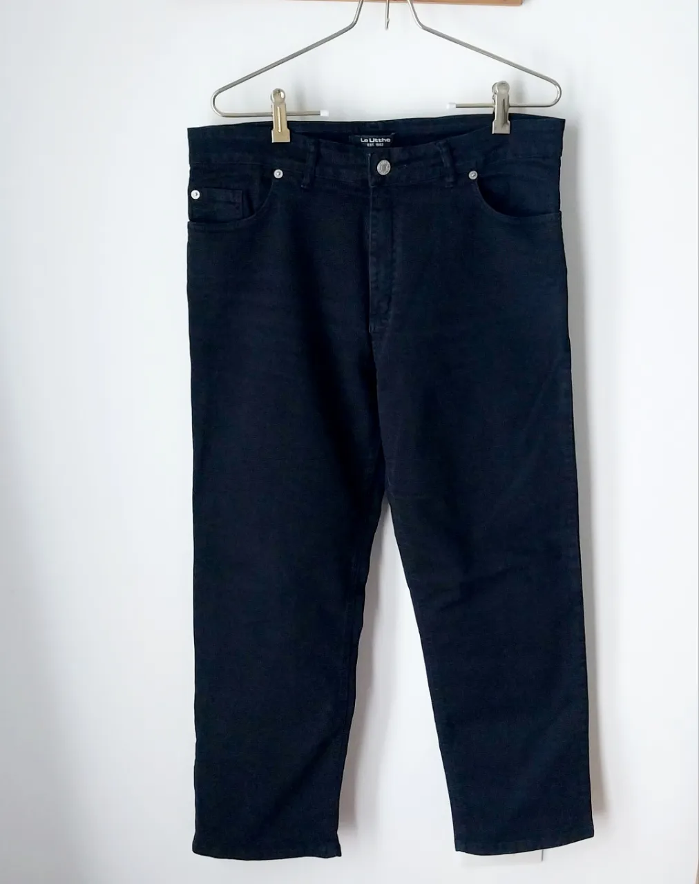 Jeans negros tiro alto, corte recto y con un diseño clásico. Perfectos para un look casual y versátil, ideales para combinar con cualquier prenda.