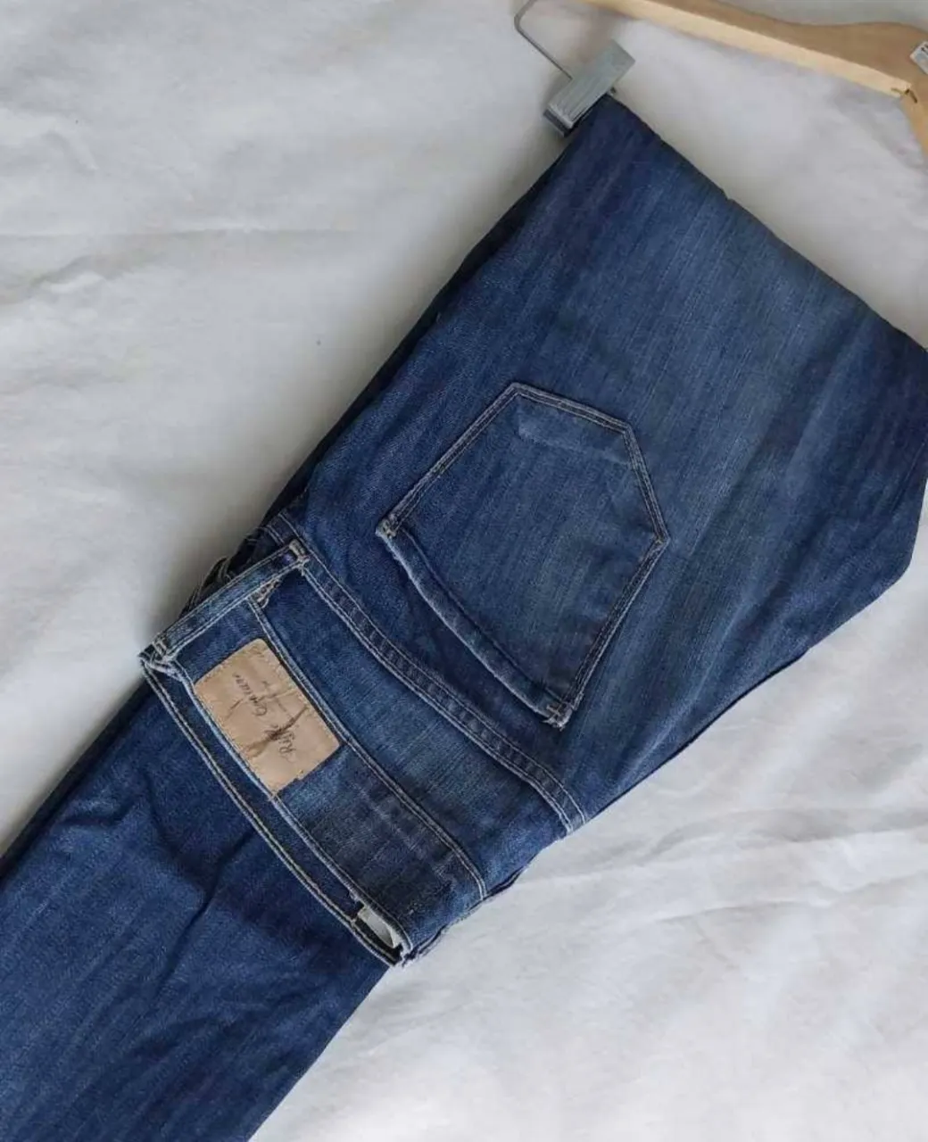 Jeans rifle de corte recto, color azul gastado prelavado,y bolsillos.