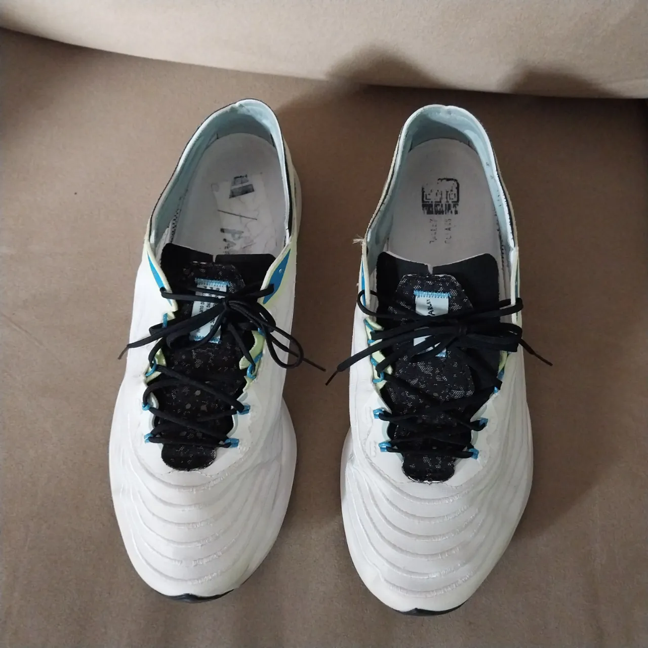 Zapatillas deportivas blancas con detalles en negro y verde lima. Ideales para running o entrenamiento, con un diseño moderno y ligero. Perfectas para quienes buscan comodidad y estilo en su rutina deportiva.plantilla aproximadamente.28cm.