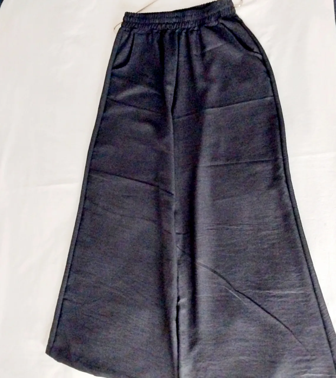 Pantalón ancho de tela liviana, ideal para un look cómodo y canchero. Posee bolsillos laterales y cintura elastizada para mayor confort. Perfecto para combinar con remeras o tops.