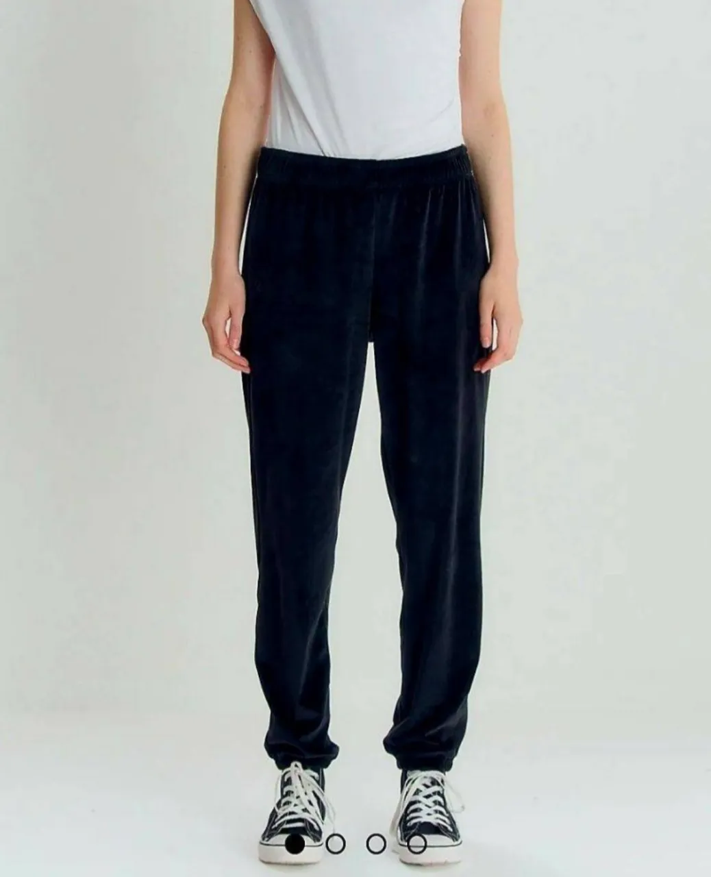 Calza pantalón de plush negro, súper cómodo y canchero. Ideal para estar en casa o para un look relajado. Tiene puño elastizado en la cintura.