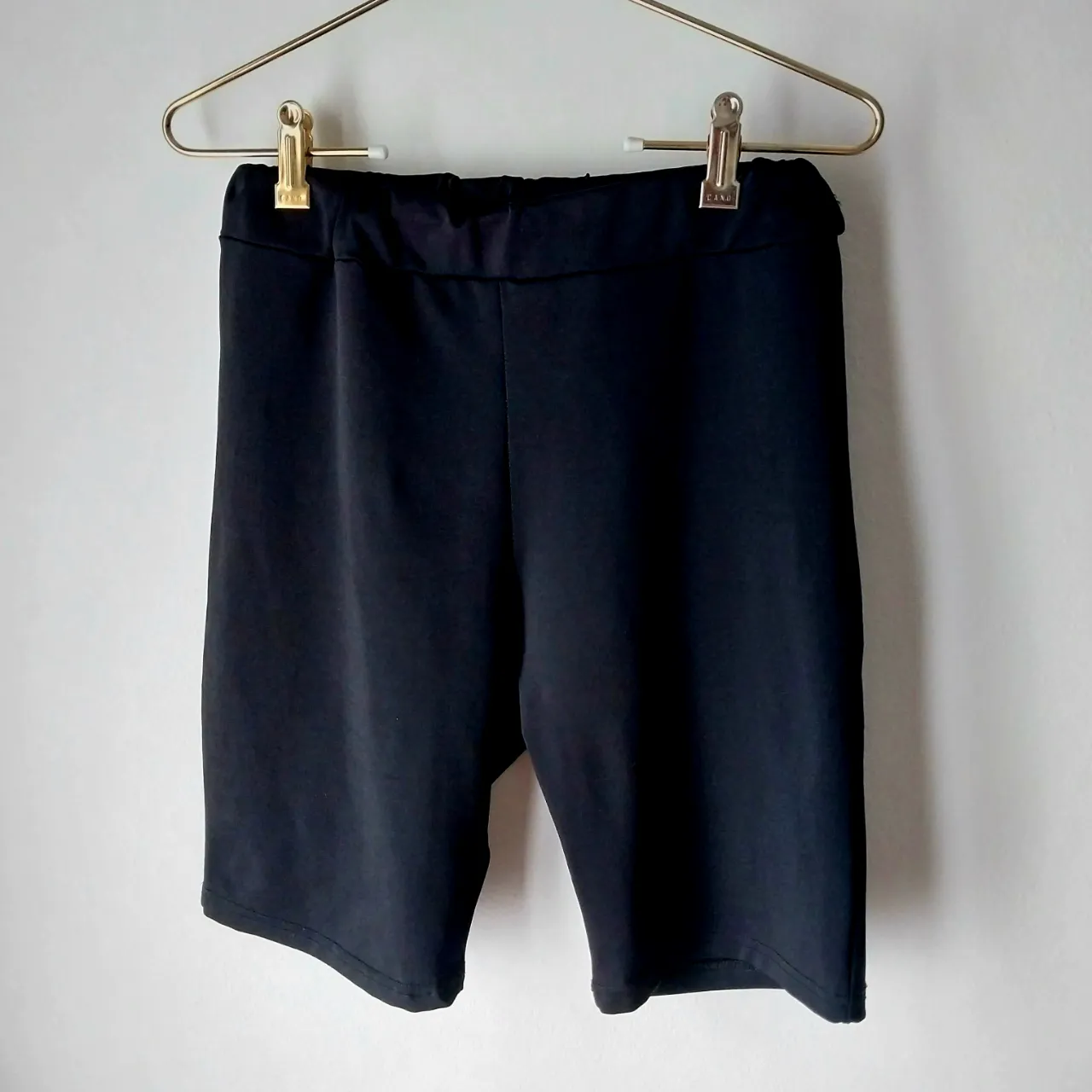 Shorts negros de ciclista, tiro alto, con cintura elastizada. Ideales para entrenar o para un look casual y cómodo.