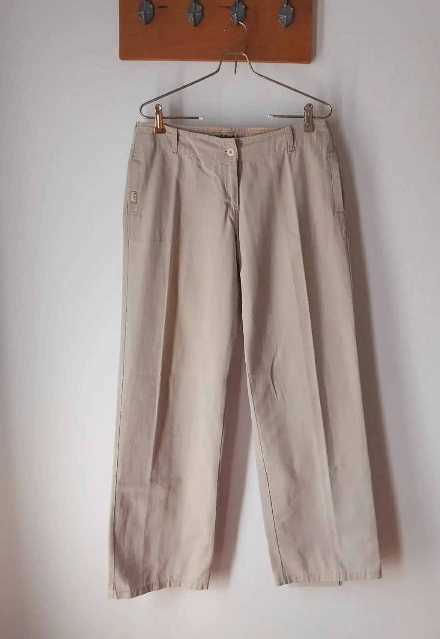 Pantalón de gabardina color crudo, tiro medio, corte recto y bolsillos placa. Un básico súper cómodo y versátil para tu día a día.medidas sin estirar.cintura:40cm.tiro26cm.cadera58cm.largo104cm.