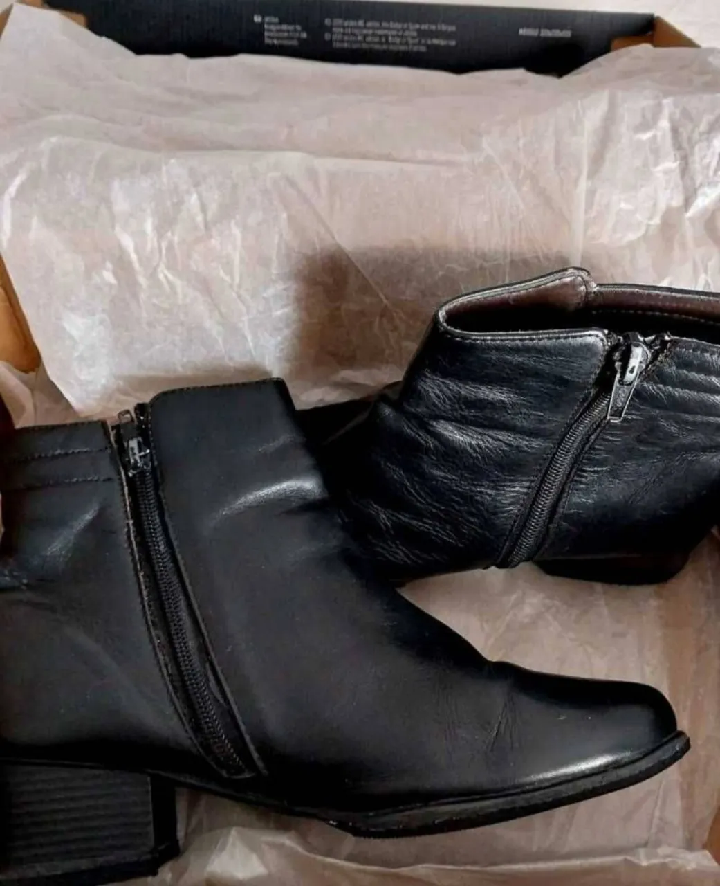 Botitas de cuero negras, súper cómodas y versátiles. Tienen cierre lateral para facilitar su uso y un taco bajo que las hace perfectas para el día a día. Ideales para combinar con jeans, faldas o vestidos.