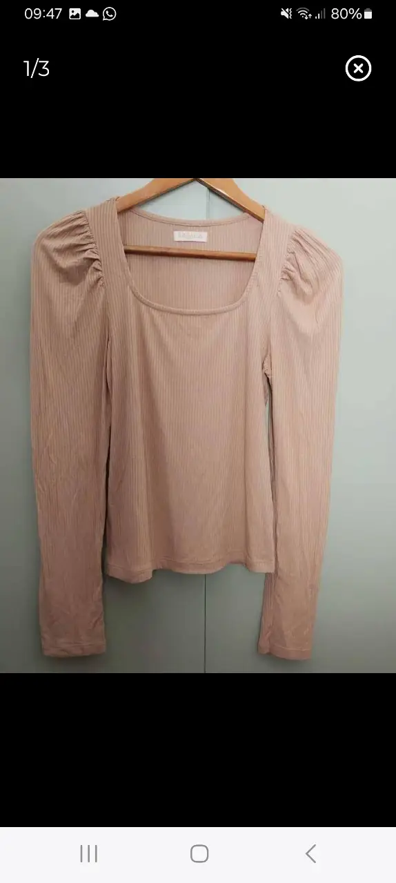 Remera manga larga con hombros abullonados, ideal para un look elegante y moderno. Confeccionada en tejido acanalado suave y cómodo. Perfecta para combinar con jeans o pantalones de vestir.