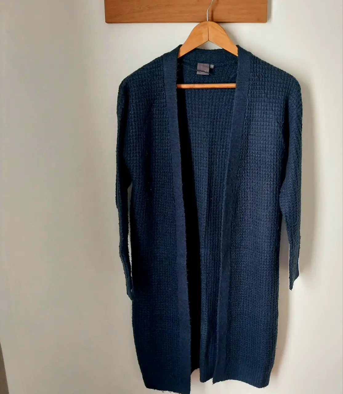 Cardigan largo de tejido grueso en color azul marino. Ideal para usar sobre otras prendas en días frescos. Un básico versátil para tu guardarropa.