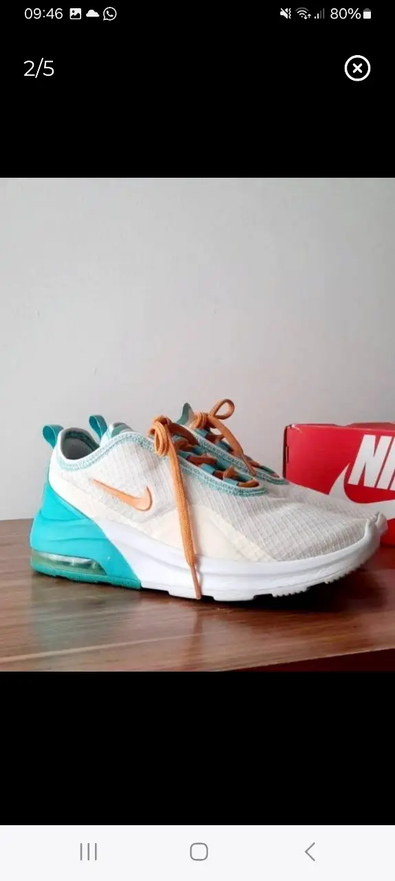 Zapatillas Nike Air Max Motion 2, blancas con detalles en celeste y naranja. Ideales para uso diario y actividades deportivas plantilla 23cm