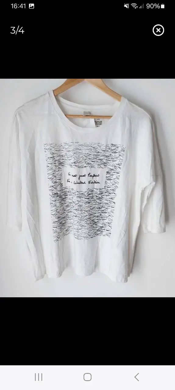 Remera blanca de manga 3/4 con estampado en el frente. Diseño con frase "It's not just perfect, it's limited edition". Ideal para un look casual y cómodo.