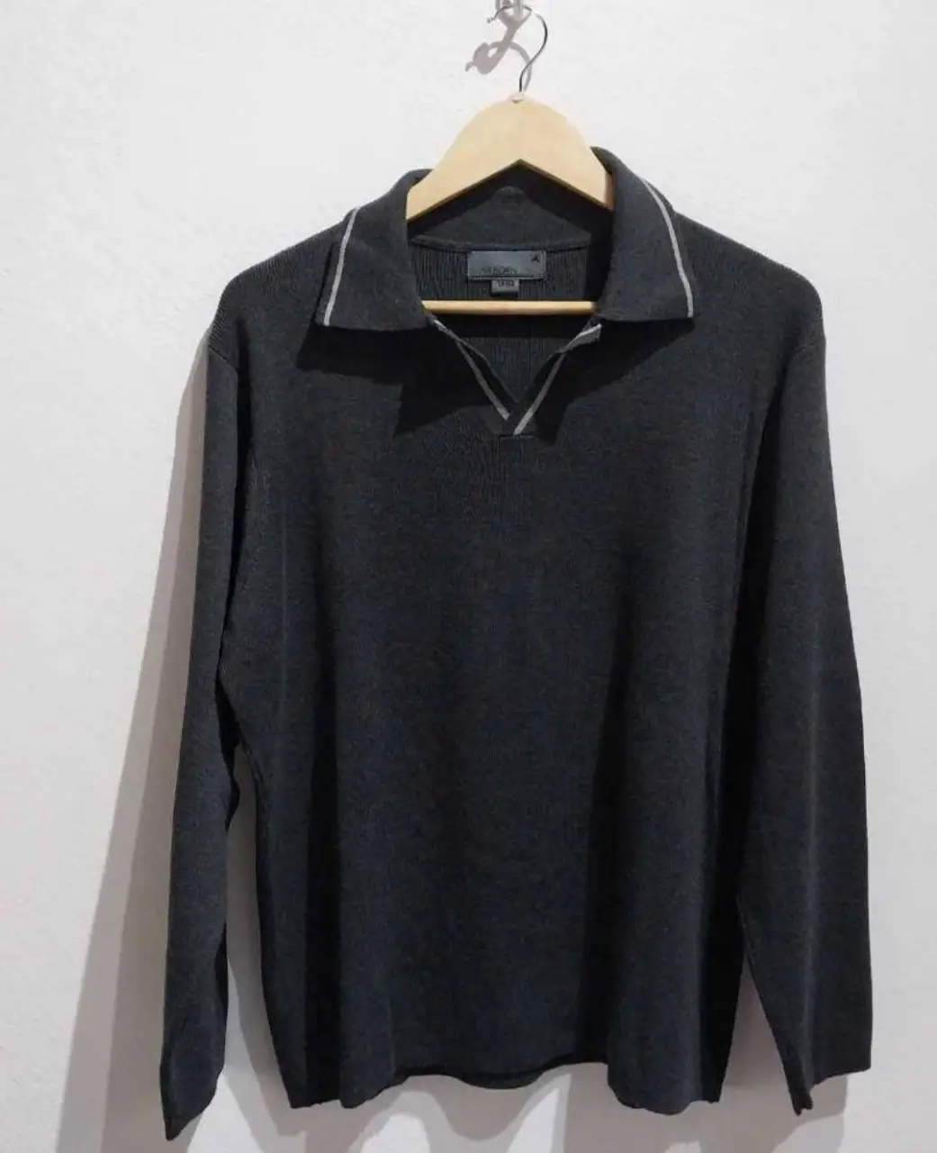 Sweater de hombre de color gris oscuro con cuello en V y detalles en blanco. Ideal para un look casual y elegante. Talle Large.