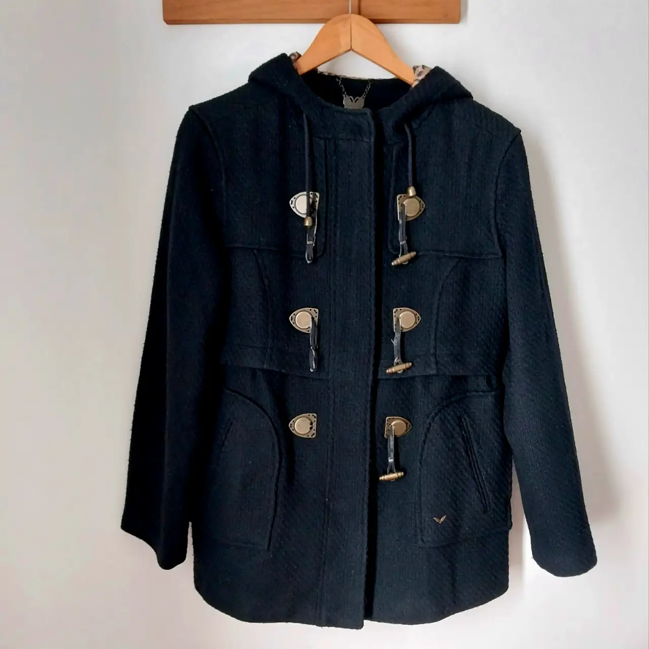 Tapado negro con capucha y detalles dorados. Estilo duffle coat, ideal para el invierno. Forro interior con estampado animal print. Marca Rapsodia.envios en caba en moto.no dudes en consultarme