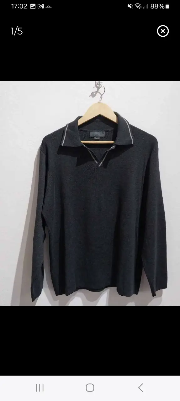 Sweater de hombre color gris oscuro con cuello en V y detalles en blanco. Talle L, de la marca Airborn. Ideal para un look casual y abrigado.