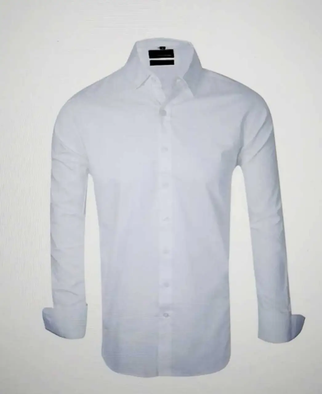 Camisa blanca de hombre, manga larga, con cuello clásico y puños con botones. Ideal para un look formal o casual elegante. Marca FUREST exclusive.