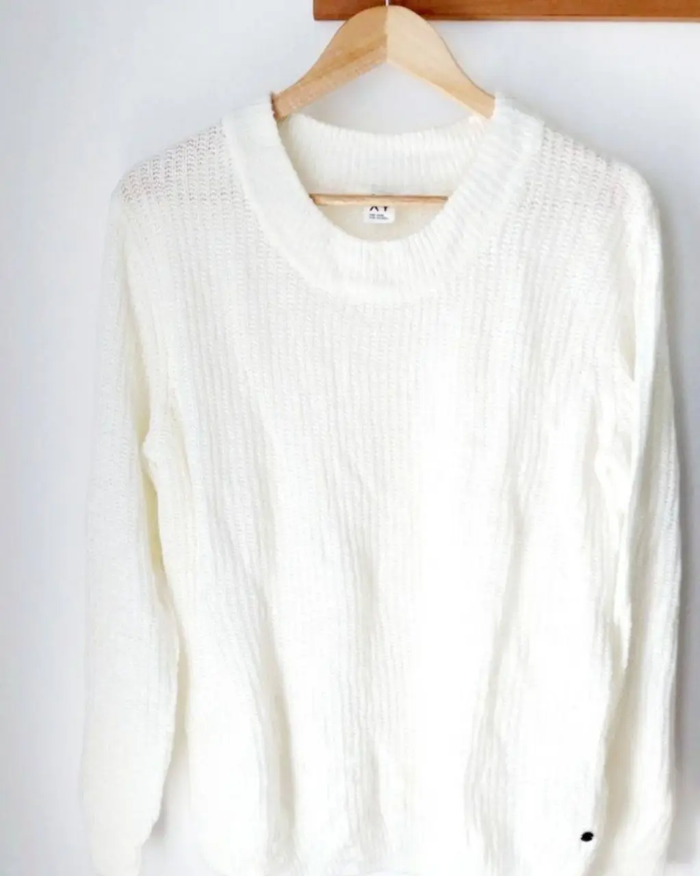 Sweater de mujer color blanco, de cuello redondo y manga larga. Ideal para un look casual y cómodo. Marca Roxy, talle L/12.
