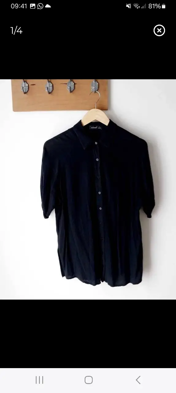 Camisa negra de manga corta, con cuello y botones. Ideal para un look casual o semi formal. Talle S.