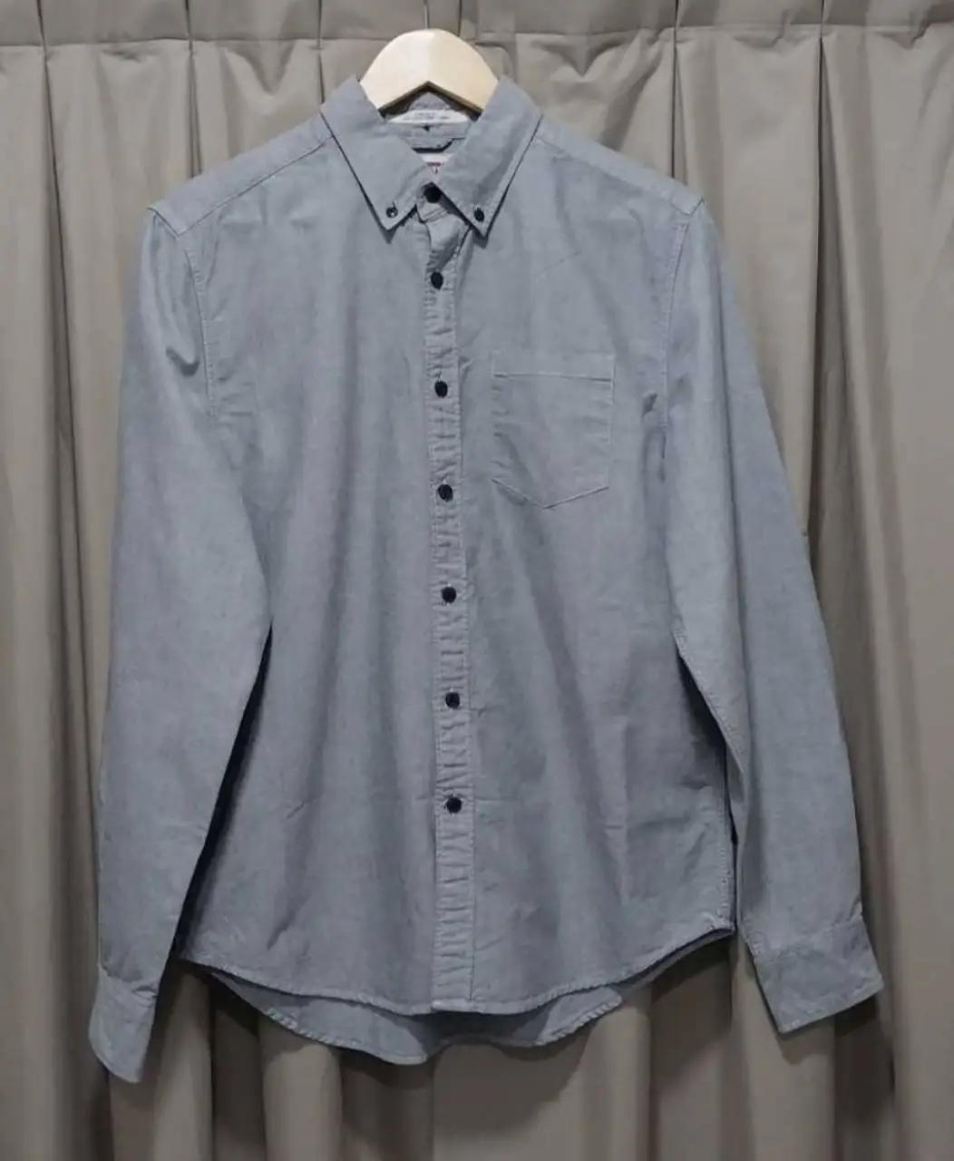 Camisa de hombre Levi's, manga larga, color gris. Confeccionada en 100% algodón, talle M. Ideal para un look casual y versátil.como nueva,un solo uso,hombros 44cm mangas 66cm entre axilas 57cm largo tomado desde hombro 72cm.