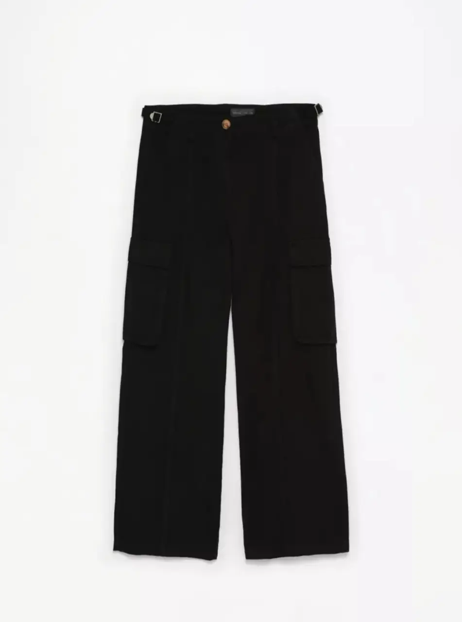 Pantalón cargo negro de Lefties, talle 38 EUR y 28 MEX. Con bolsillos laterales y corte recto.