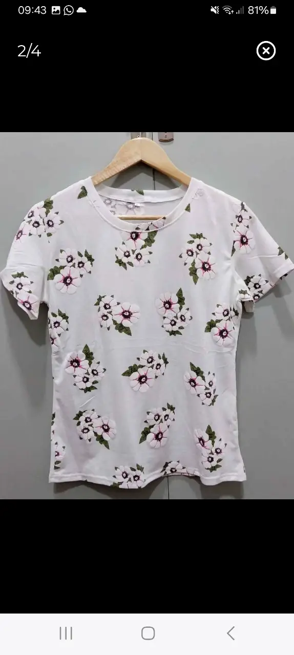Remera blanca de manga corta con estampado floral. Ideal para un look casual y fresco.