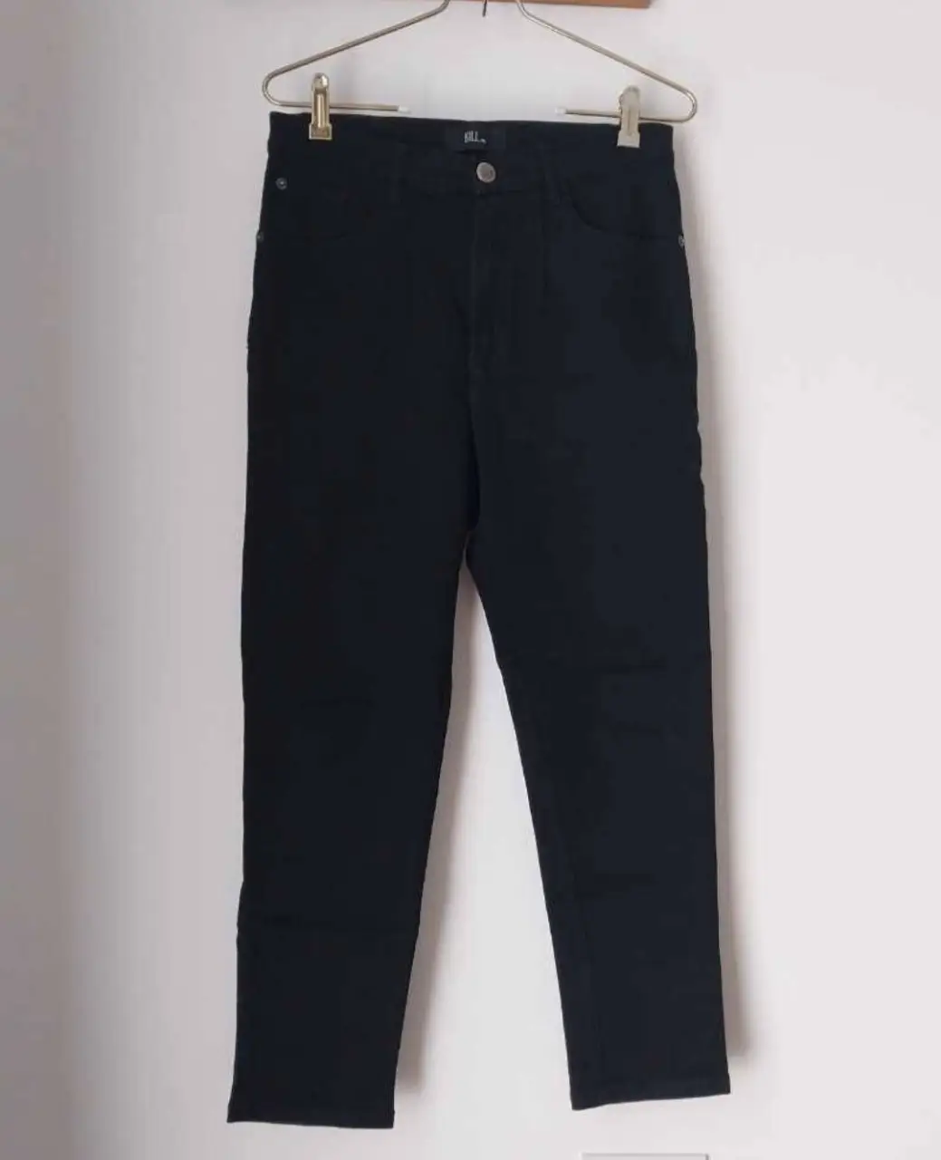 Jeans rectos de color negro, tiro medio. Ideal para un look casual y versátil.