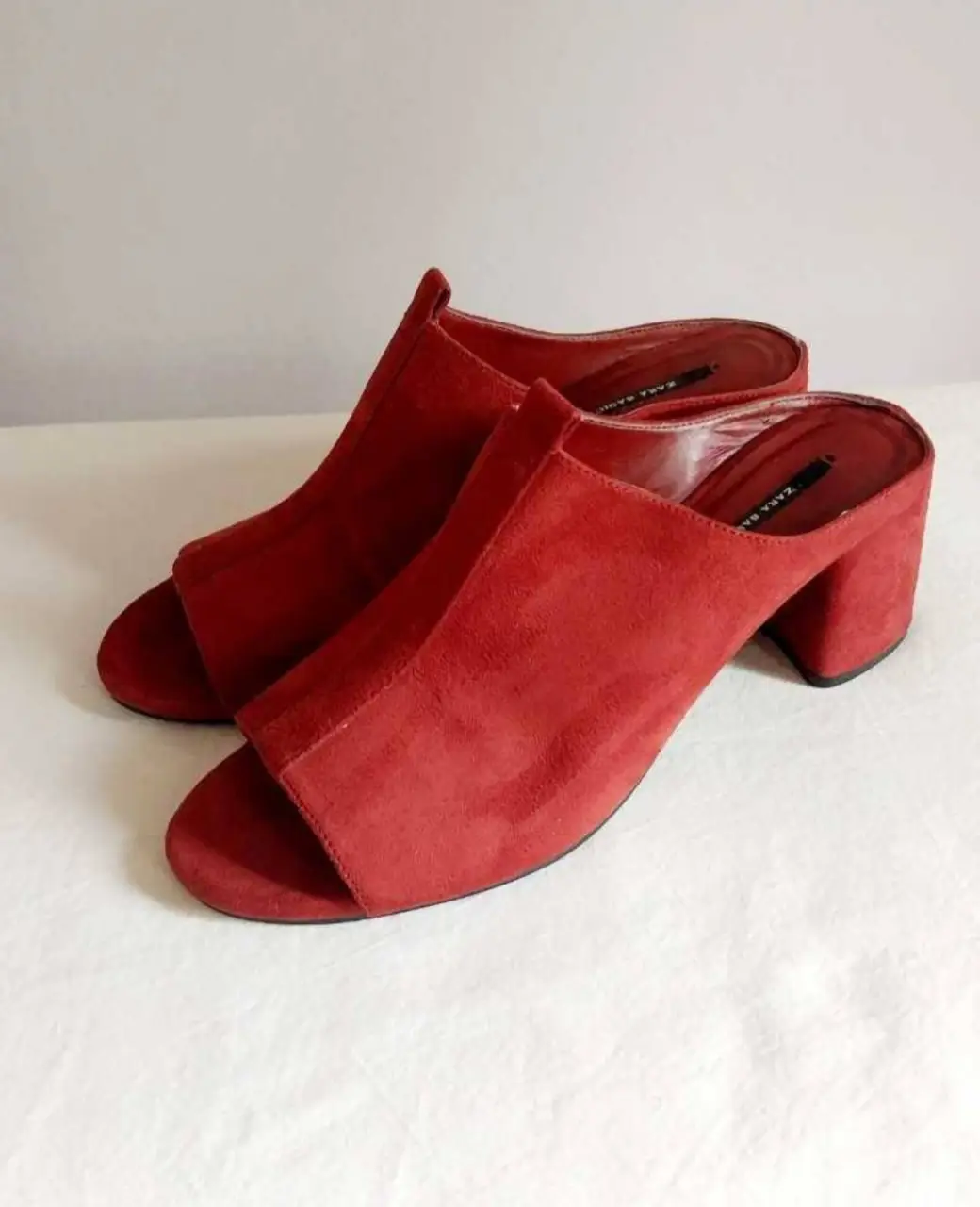 Sandalias rojas de gamuza con taco ancho. Ideales para un look elegante y cómodo,plantilla 25cm.